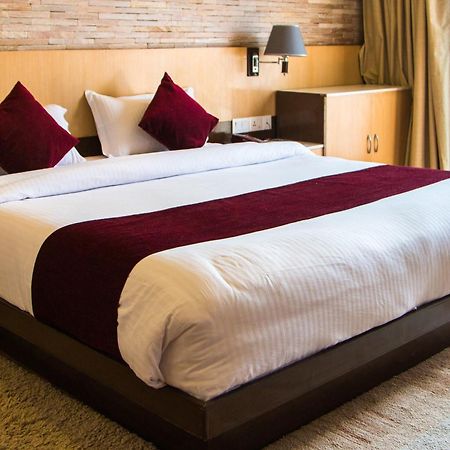 Hotel Queens Park Покхара Экстерьер фото