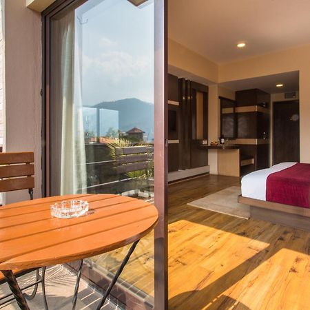 Hotel Queens Park Покхара Экстерьер фото