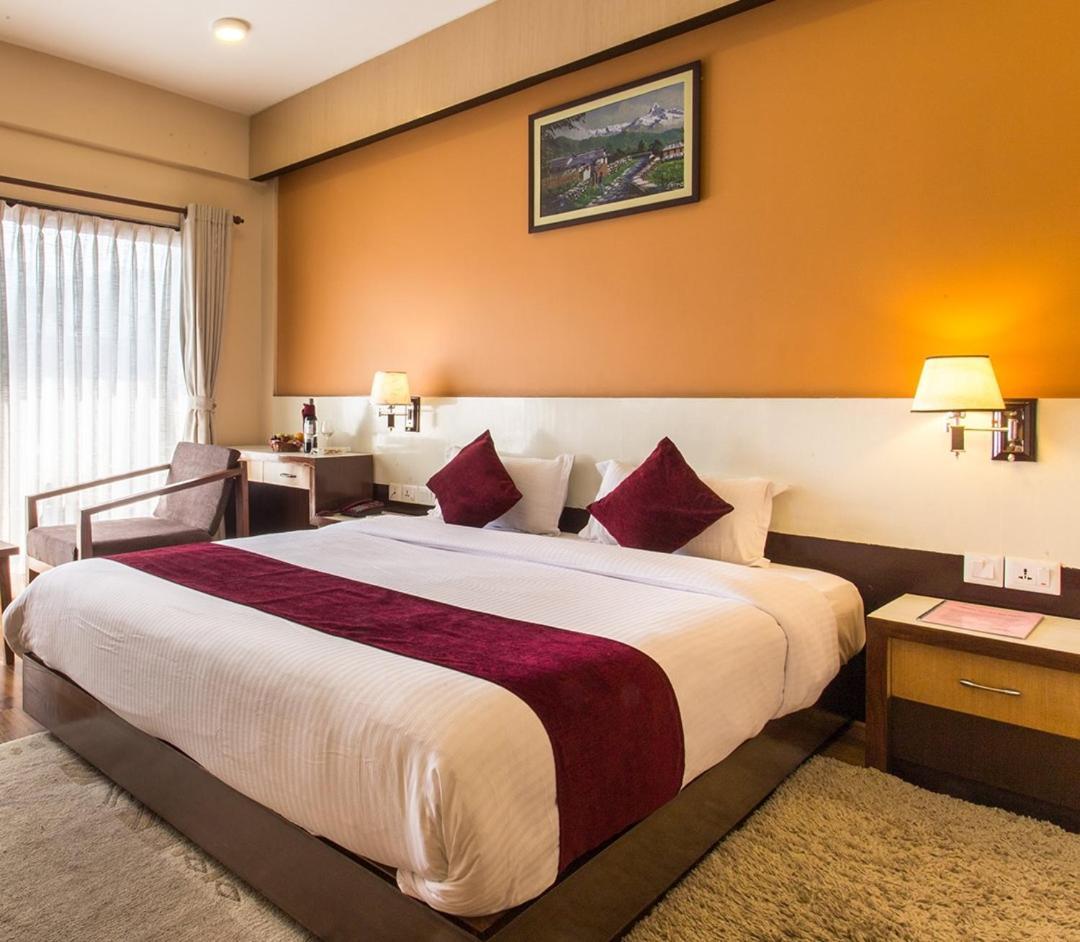 Hotel Queens Park Покхара Экстерьер фото