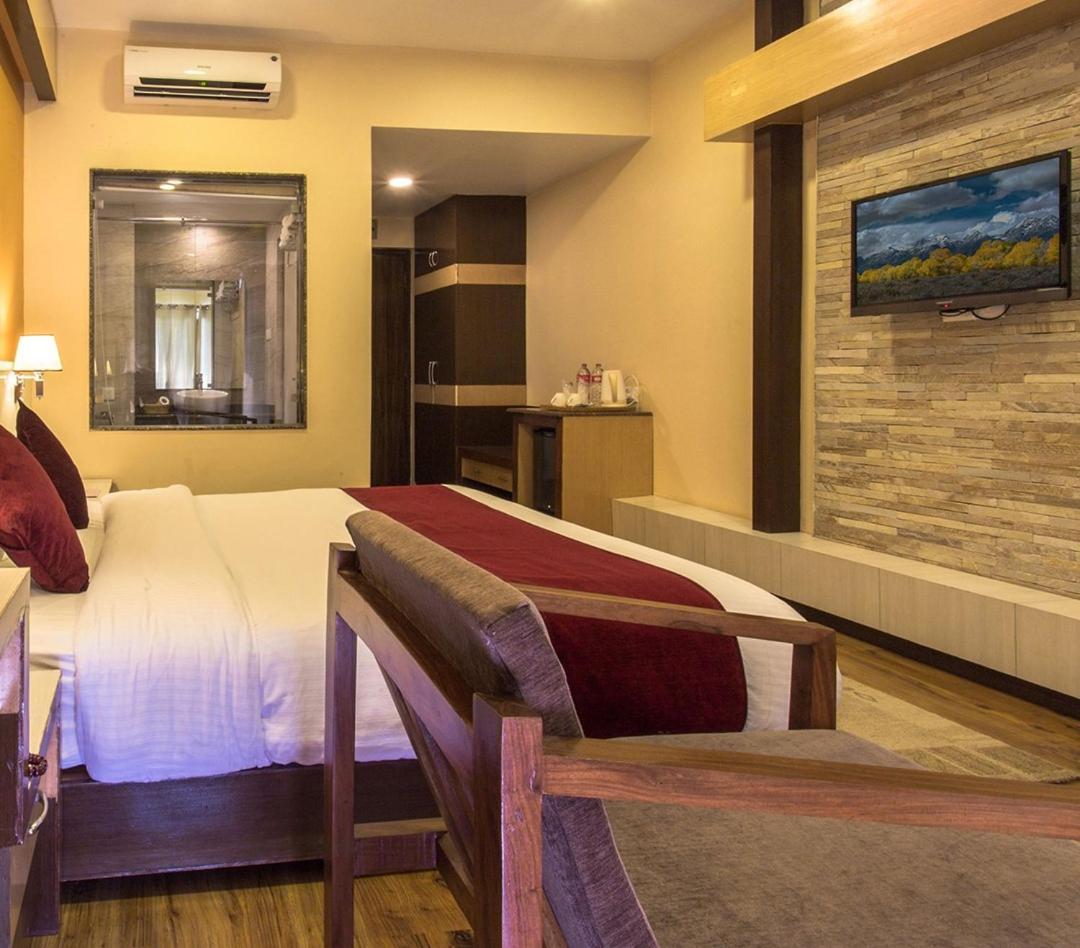 Hotel Queens Park Покхара Экстерьер фото