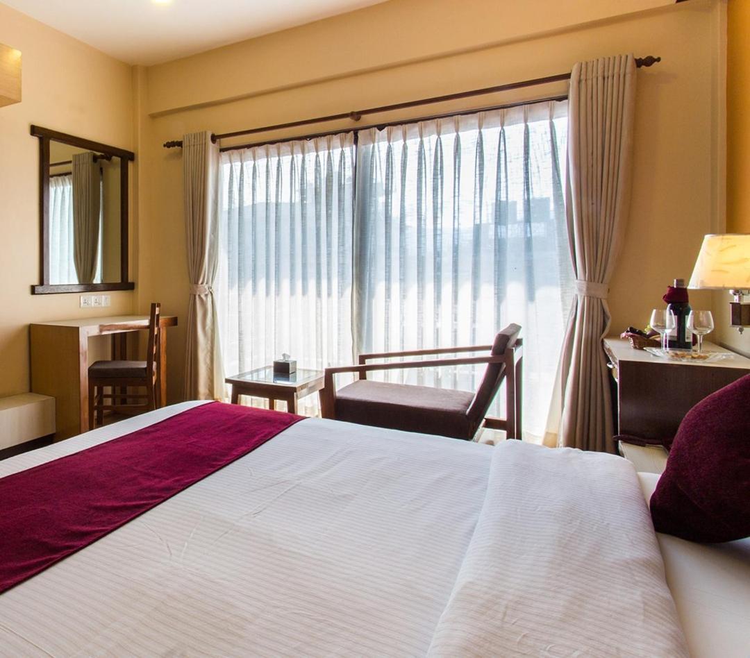 Hotel Queens Park Покхара Экстерьер фото