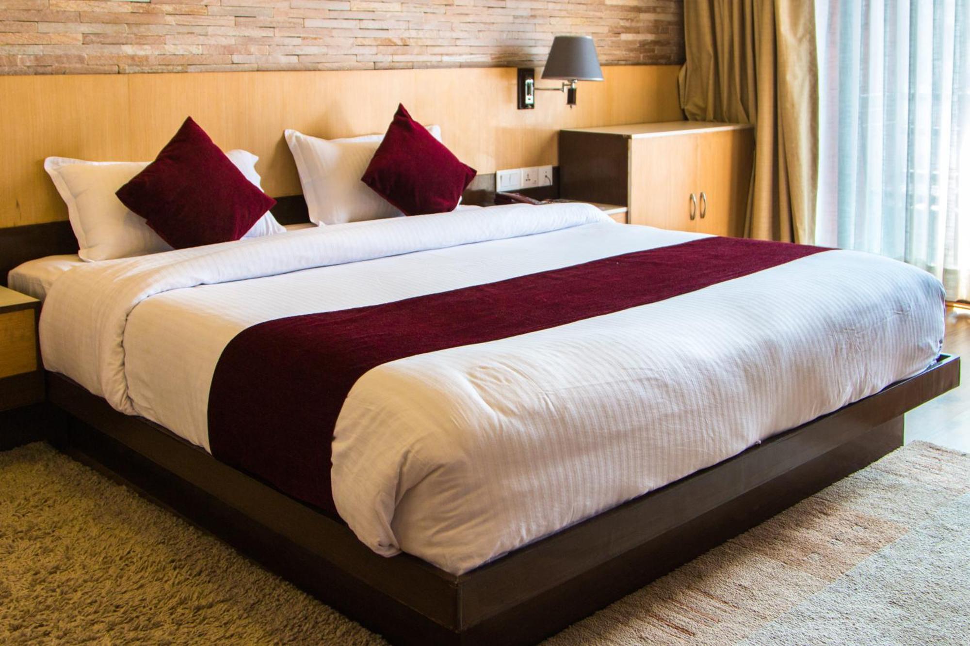 Hotel Queens Park Покхара Экстерьер фото