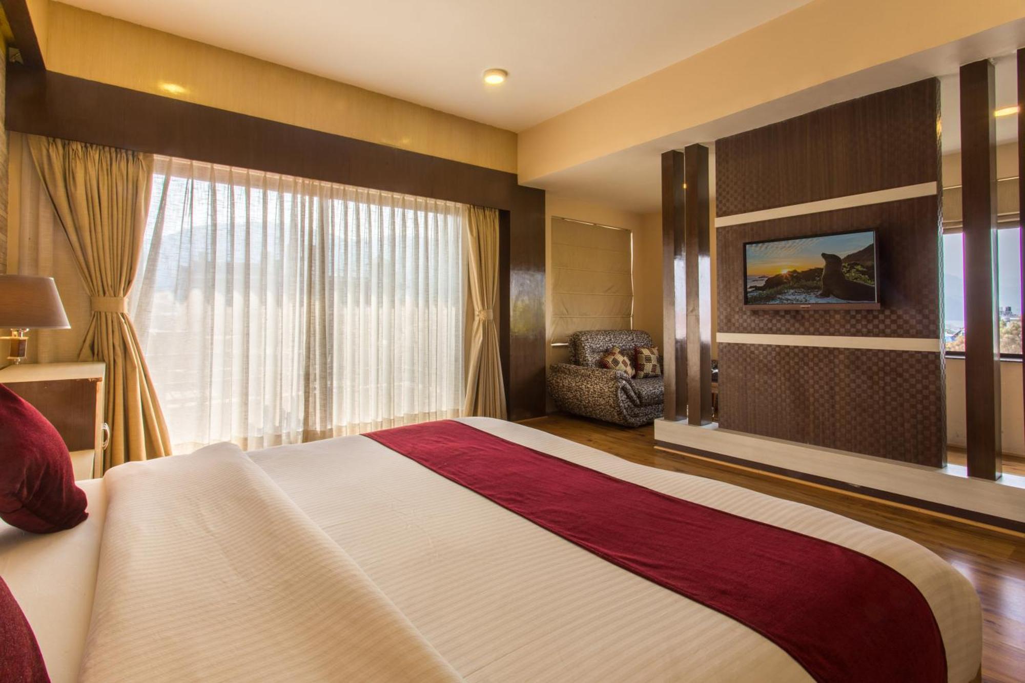 Hotel Queens Park Покхара Экстерьер фото