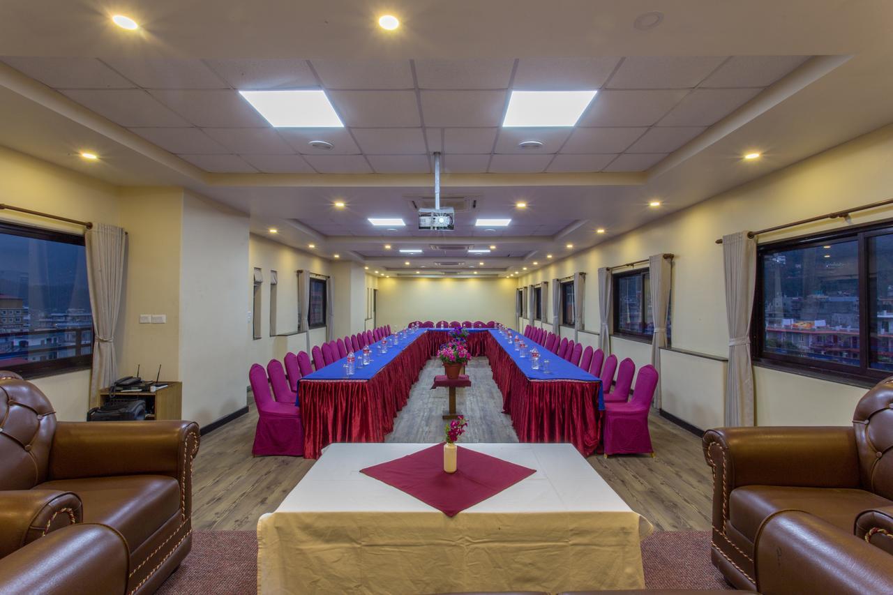 Hotel Queens Park Покхара Экстерьер фото
