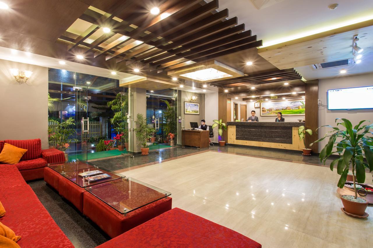 Hotel Queens Park Покхара Экстерьер фото