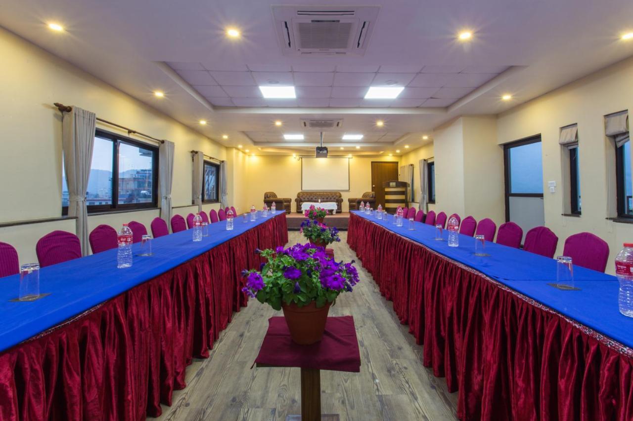 Hotel Queens Park Покхара Экстерьер фото