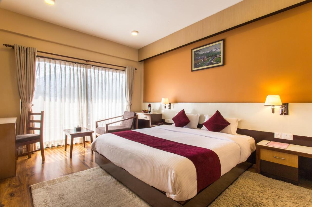 Hotel Queens Park Покхара Экстерьер фото