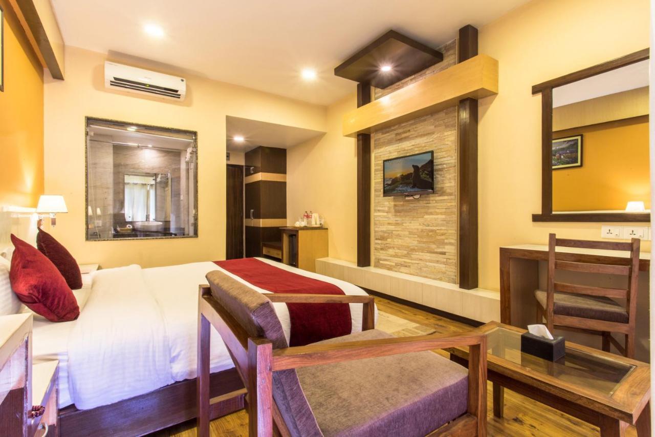Hotel Queens Park Покхара Экстерьер фото