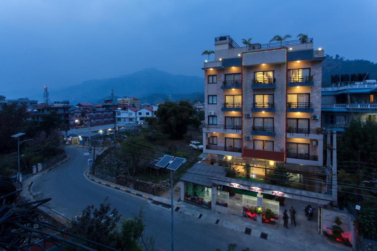 Hotel Queens Park Покхара Экстерьер фото
