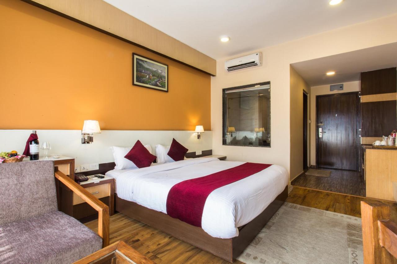 Hotel Queens Park Покхара Экстерьер фото