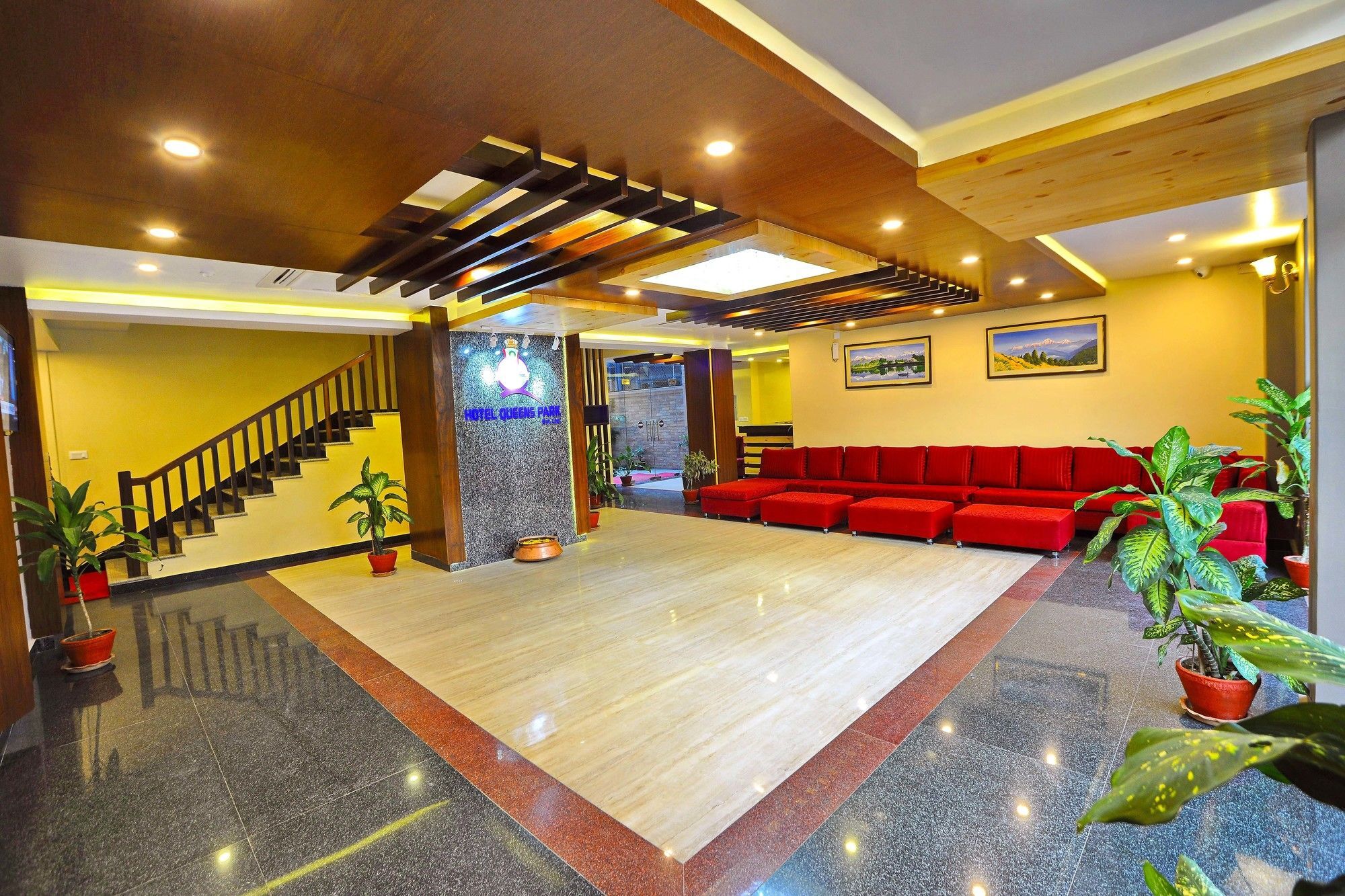 Hotel Queens Park Покхара Экстерьер фото