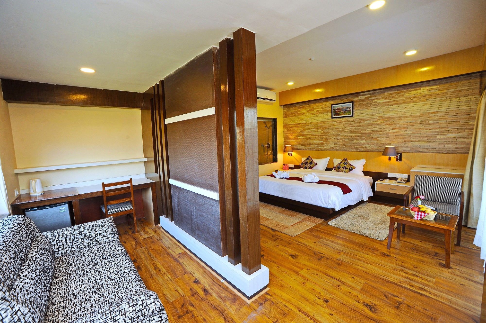 Hotel Queens Park Покхара Экстерьер фото