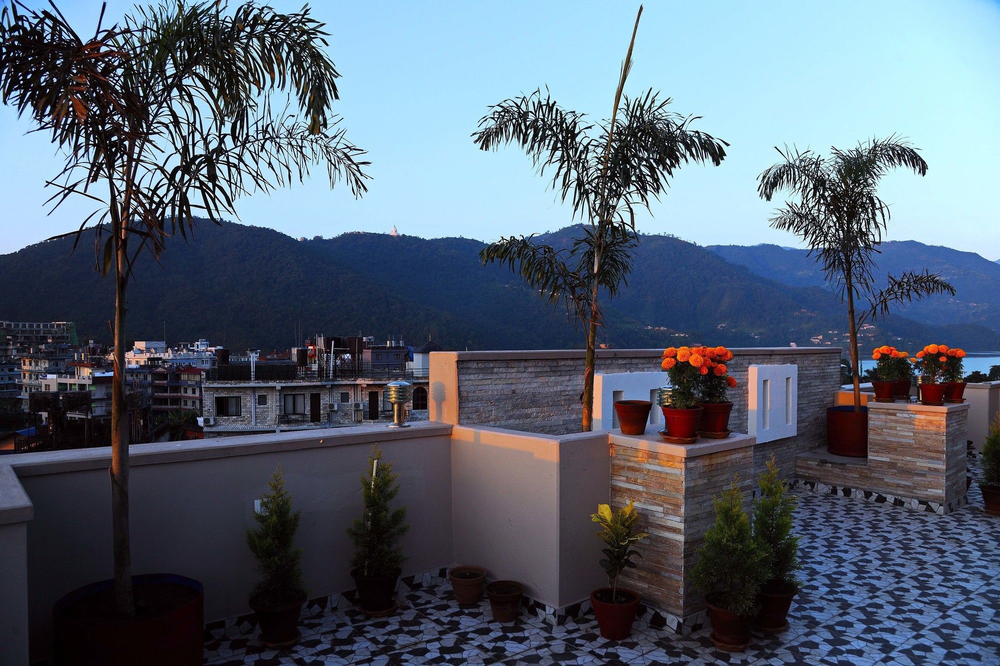 Hotel Queens Park Покхара Экстерьер фото