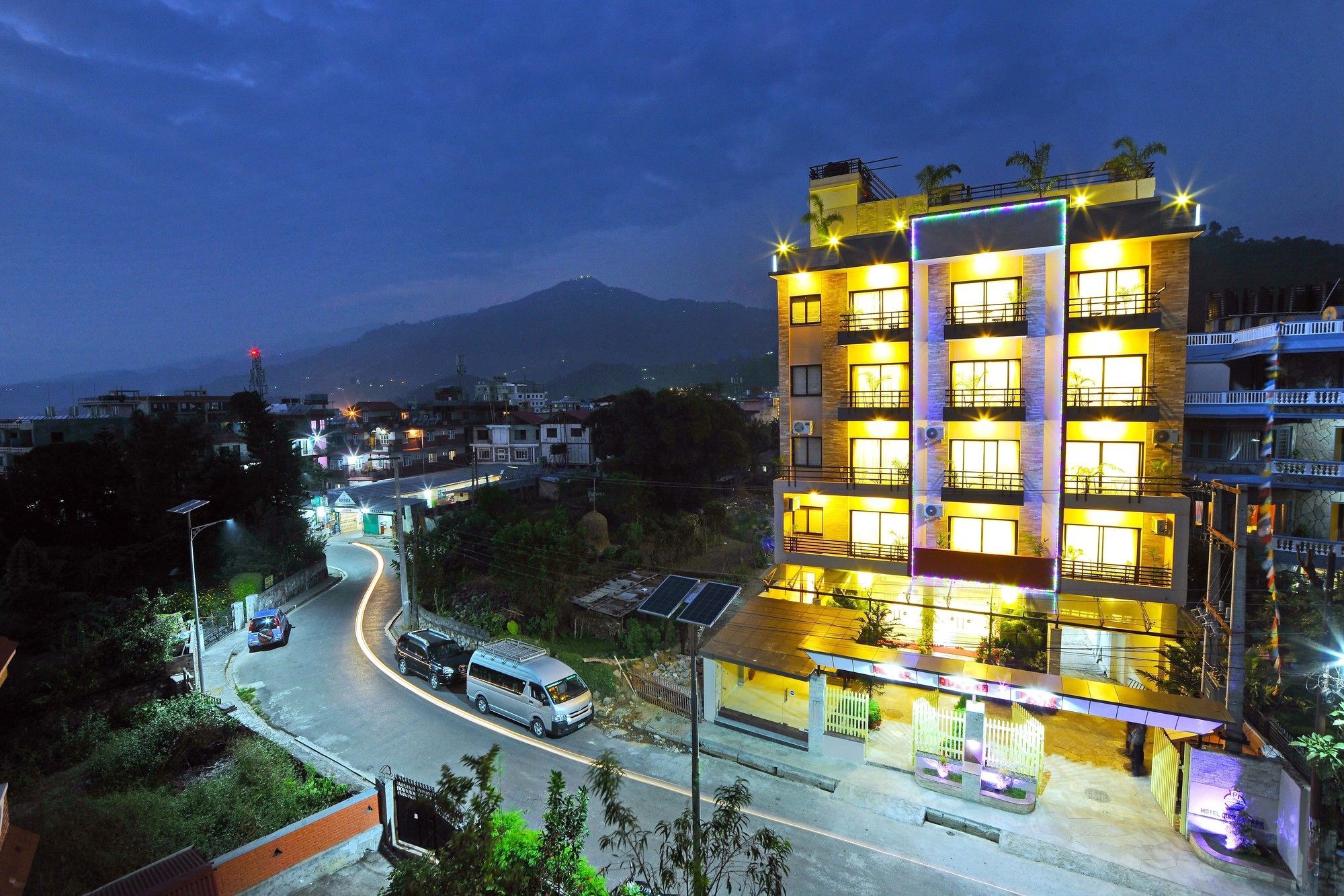 Hotel Queens Park Покхара Экстерьер фото